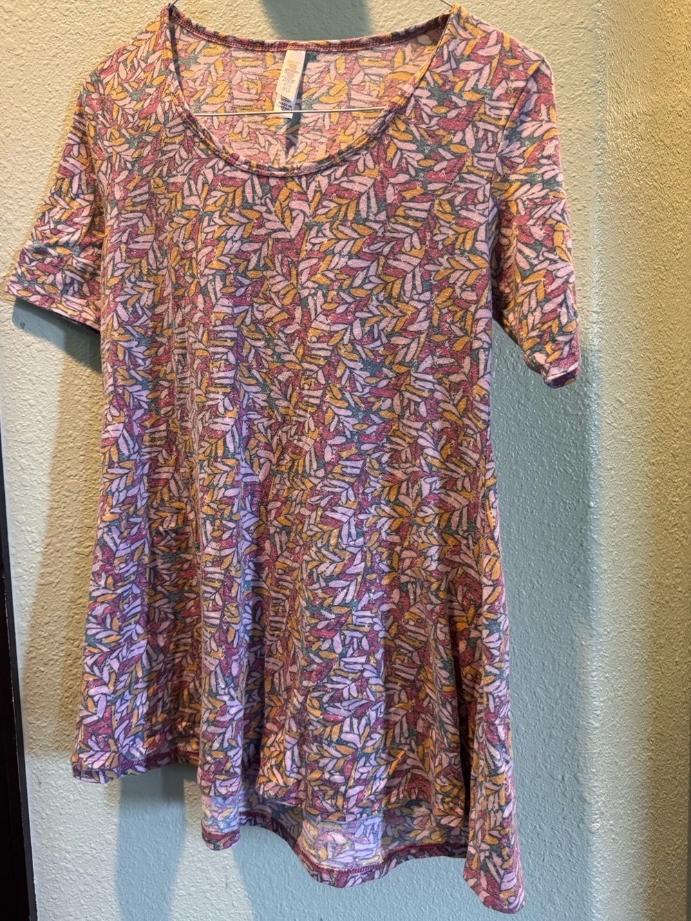 LUC LuLaRoe XS perfect t Pink Leaf-Print Short Sleeve Tee